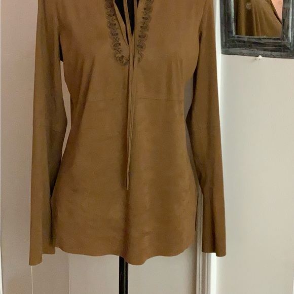 Max Studio women long sleeves blouse faux suede 
100% polyester RN# 58822 Cut# 7 - Picture 9 of 15